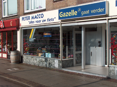 819805 Gezicht op de winkelpui van het pand Amsterdamsestraatweg 593 (Rijwielhandel Peter Macco) te Utrecht.N.B. Tot ...